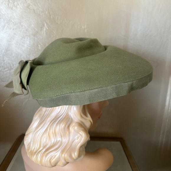 DELIGHTFUL 1940s\' SAGE GREEN FELT WIDE BRIM HAT WITH GROSGRAIN EDGING + BOW main image 4